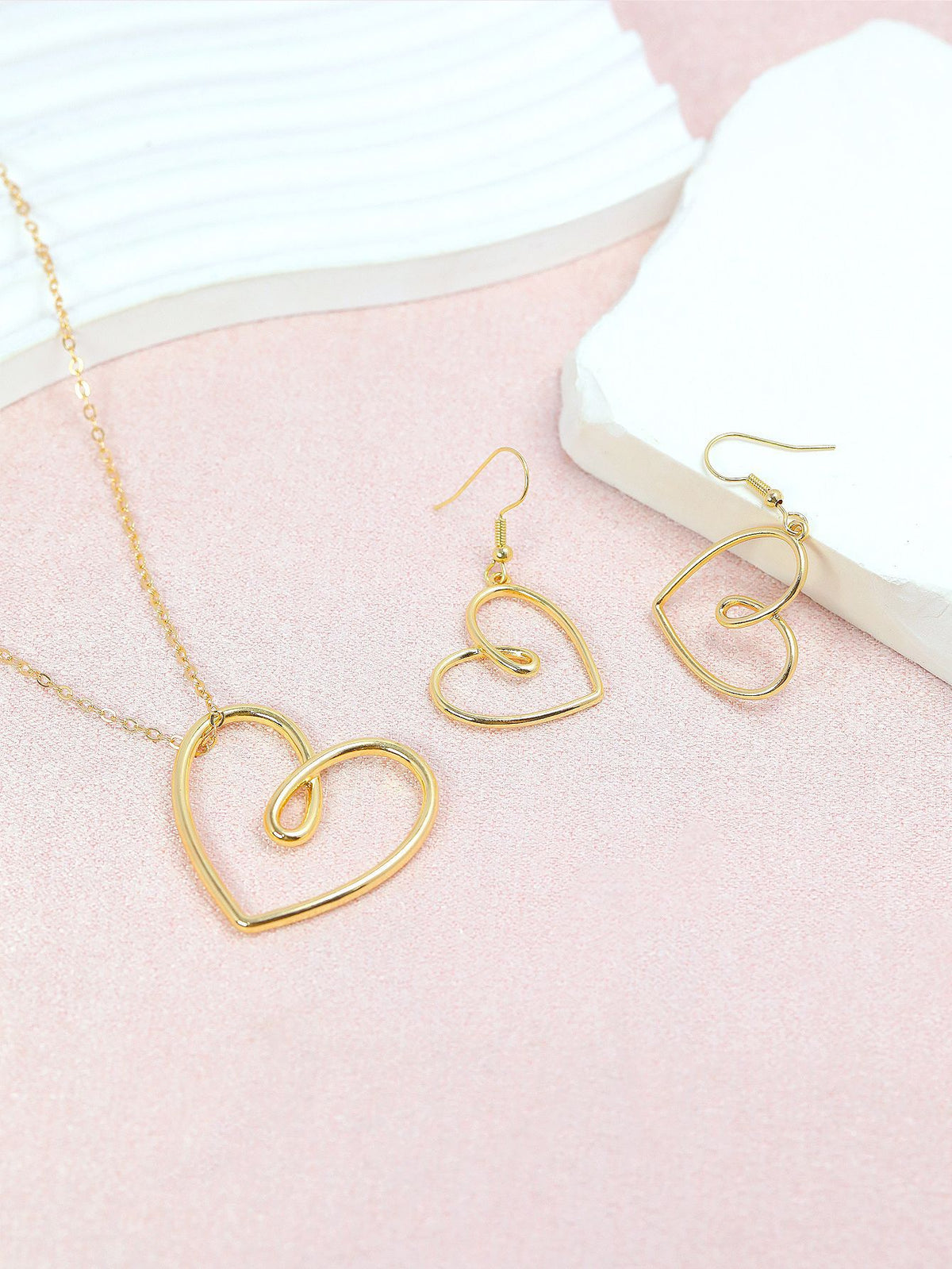 Golden Jewelry Set Featuring Heart Shape Pattern Made of Metal